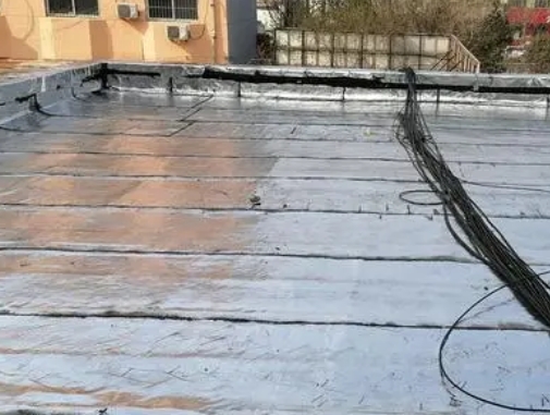 工布江达卫生间漏水维修公司分享下工布江达屋面楼顶防水刚性防水层施工要点。